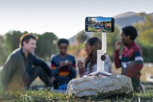 Insta360 Flow có thể sử dụng như một chiếc chân máy và gậy selfie khi cần thiết