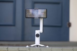 Insta360 Flow bạn sẽ không lo bị lãng phí thời gian để kết nối với điện thoại với gimbal nữa nhờ tính năng Quick Grip