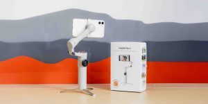 Insta360 Flow 2 sở hữu thời lượng pin lên đến 10 tiếng, đi kèm với đó là khả năng sạc ngược cho điện thoại