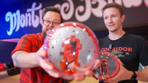 Insta360 X5 bên trong bóng bowling